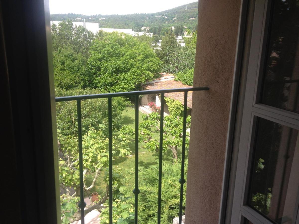 Besse-sur-Issole L'Abri Du Poete B&B 객실 사진
